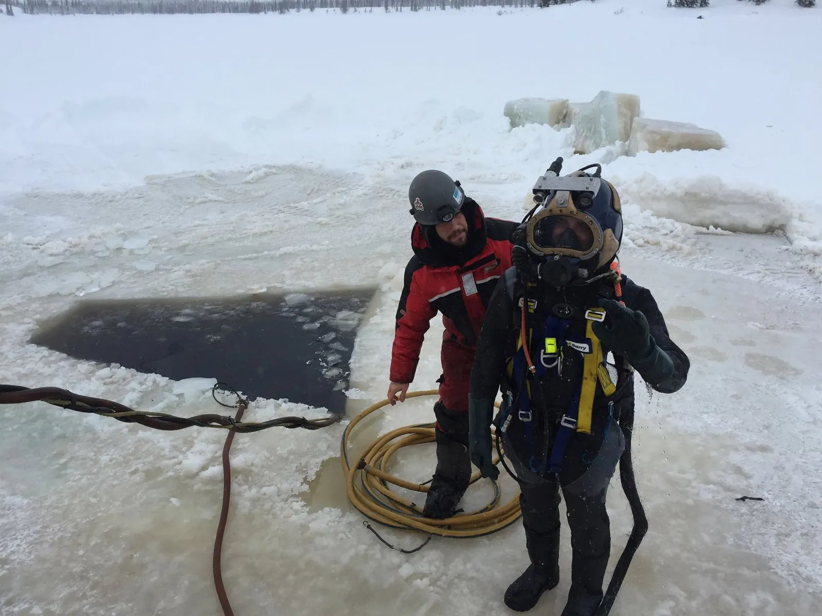 Plongeur professionnel inspectant une structure submergée sous l’eau.