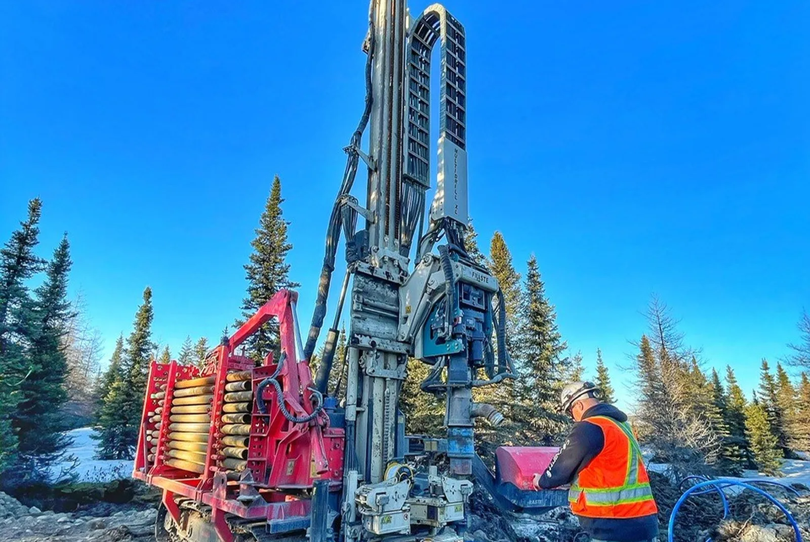 Technicien effectuant un essai de compactage du sol au nucléodensimètre sur un chantier.