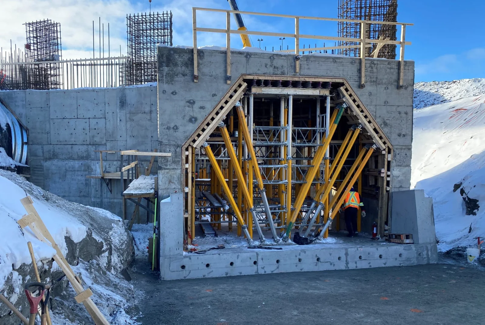 Coffrage et structure de béton armé sur un ouvrage en construction en hiver.